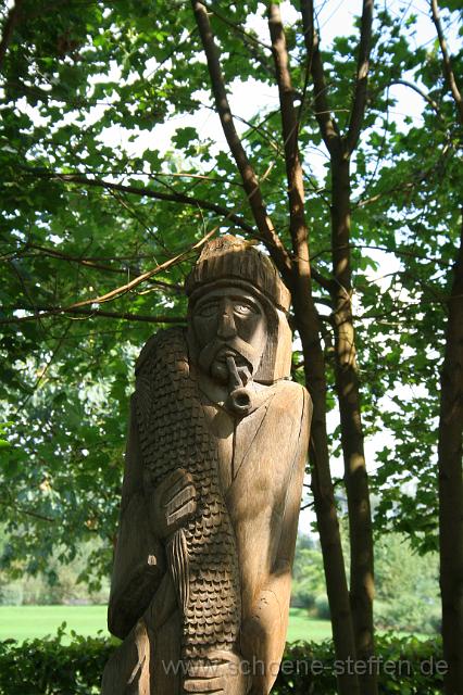 IMG_3165.JPG - Holzfigur im Schlosspark