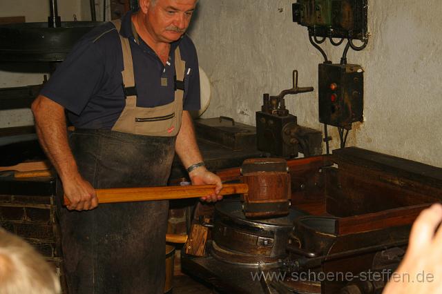 Leinoelpressen.JPG - Das herrausschlagen des Leinkuchens