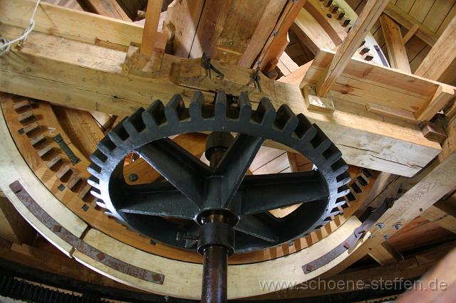 Muehlengetriebe.JPG - Dachstuhl mit Getriebe der Mühle